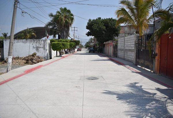 A través de un video, derivado de la expansión del coronavirus y en apego al inicio de las medidas de “Sana Distancia”, el alcalde Rafael Reyes comparte que en la calle “10 de enero” de la colonia Huizachera fueron pavimentados, con concreto hidráulico, 534 metros cuadrados, asimismo se construyeron y balizaron 76 metros cuadrados de banquetas