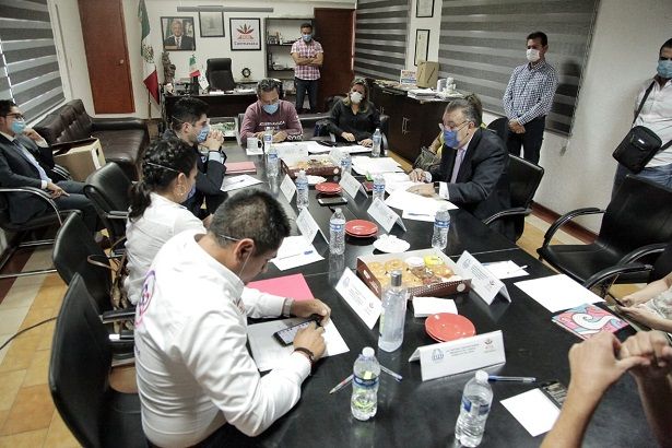 Tapia Rodríguez (abogado y contador público) cuenta con 12 años de experiencia en el organismo, habiendo fungido como coordinador general del mismo y se ha desempeñado como Subdirector de Mantenimiento, Servicios Generales y Patrimonio, de la Comisión Estatal del Agua (CEAMA, donde también fue Jefe del Departamento de Recursos Materiales