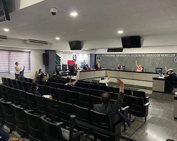 Con 16 votos a favor y un voto en contra, los integrantes del Pleno aprobaron que las próximas notificaciones para la realización de las subsecuentes sesiones de Pleno, se realicen de manera electrónica, con la finalidad de salvaguardar la integridad física de los notificadores del TSJ