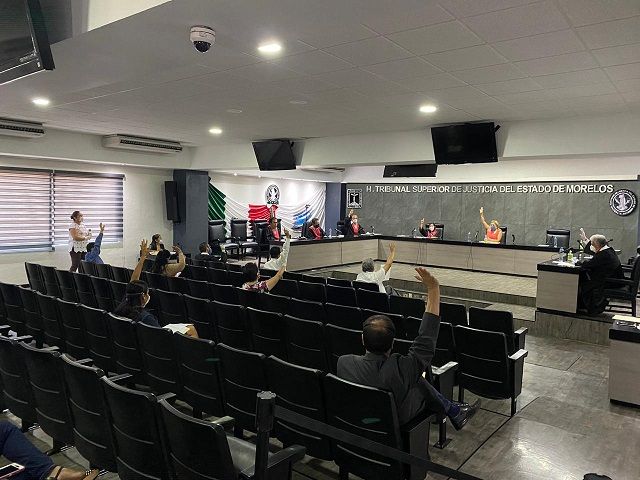 Con 16 votos a favor y un voto en contra, los integrantes del Pleno aprobaron que las próximas notificaciones para la realización de las subsecuentes sesiones de Pleno, se realicen de manera electrónica, con la finalidad de salvaguardar la integridad física de los notificadores del TSJ