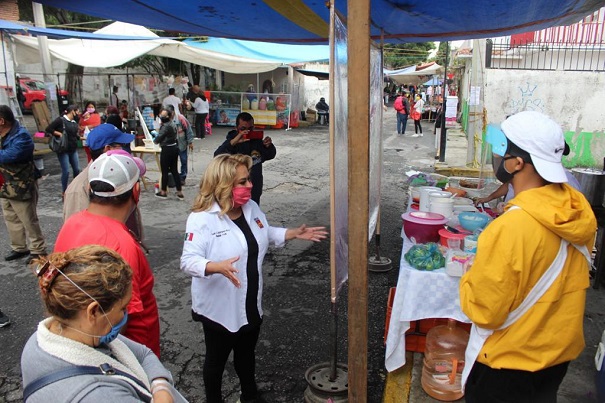 Acompañada de los líderes del tianguis Walter Damián, Cornelio Soriano, Patricio Rosas y Marcos Neri Argandar, director de Inspecciones de Protección Civil de Cuernavaca, la legisladora petista recorrió los pasillos del tianguis y reconoció la disposición de los comerciantes de respetar las medidas sanitarias y de sana distancia tal como se acordó con las autoridades de Cuernavaca