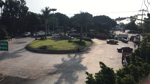 Con más de 500 unidades -camiones de carga, autobuses de pasajeros del servicio foráneo y colectivo, entre otros- 10 organizaciones y empresas decidieron bloquear desde las 7:00 horas la ciudad de Cuernavaca para exigirle al gobernador una audiencia, pues el comisionado de Seguridad, Vicealmirante José Antonio Ortiz Guarneros, no ha podido controlar la seguridad
