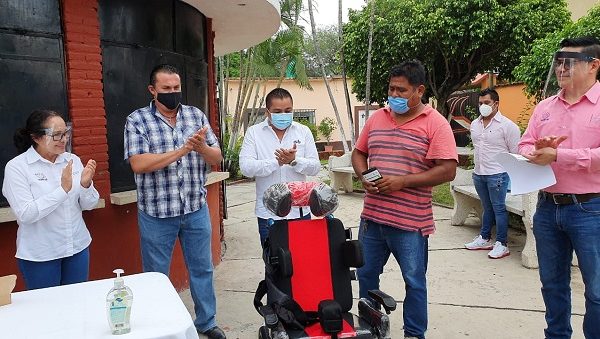 a través de la Beneficencia Pública, se entregó 203 pares de lentes, cuatro sillas de ruedas y una silla especial para un menor con parálisis cerebral infantil