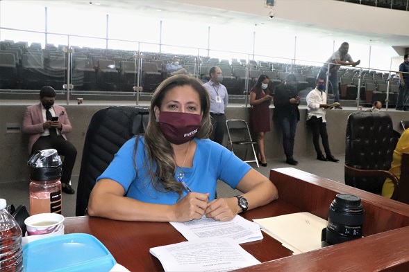 La propuesta fue impulsada por la diputada morenista Alejandra Flores Espinoza, presidenta de la Comisión de Educación y Cultura, quien señaló que a nueve meses transcurridos del año se desconoce en qué se han aplicado los recursos para evitar el cobro de cuotas escolares a los padres de familia