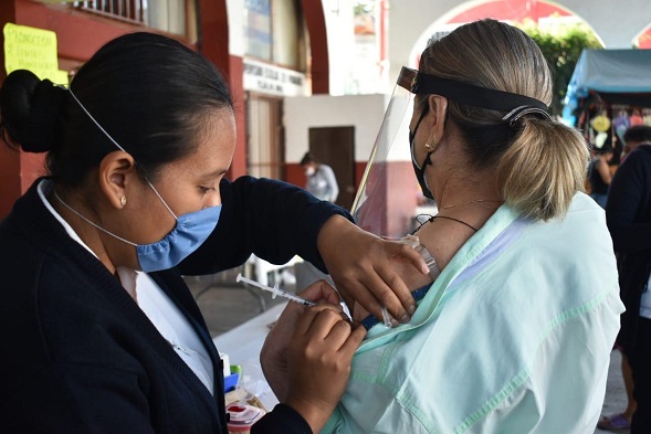 De manera simultánea en el zócalo de Jiutepec, así como en las instalaciones de la delegación y del centro de salud del pueblo de Tejalpa, fueron suministradas las primeras 450 dosis. Se tiene previsto que esta semana estén disponibles dos mil 250 vacunas, distribuidas en los tres puntos, a razón de 150 diarias en cada lugar