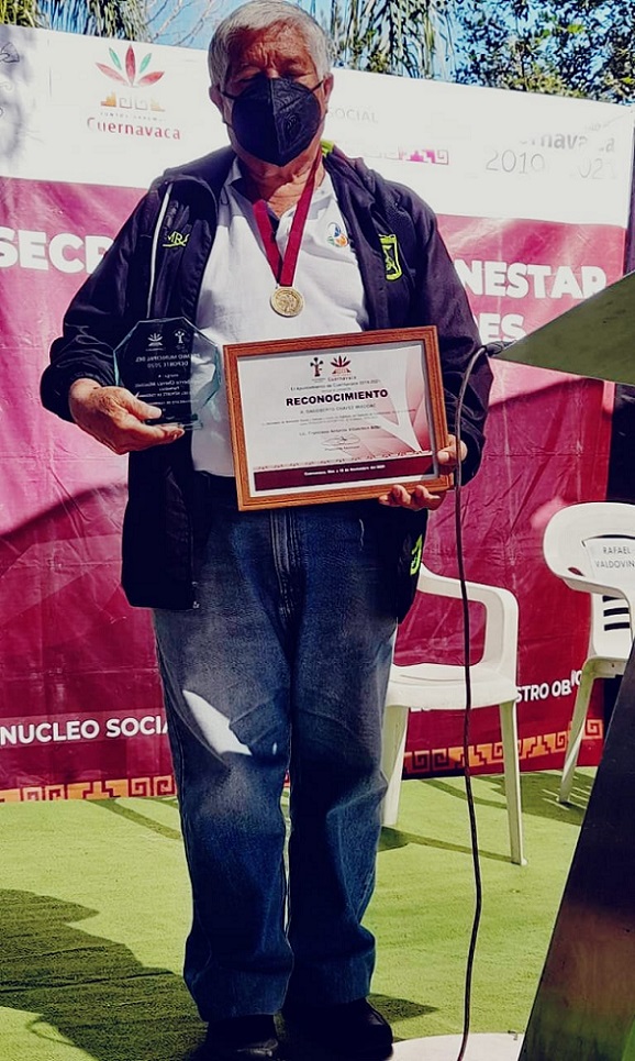 Se dieron cita a esta sencilla, pero emotiva ceremonia, alcalde Francisco Antonio Villalobos Adán, el César Salgado Castañeda, de Educación Cultura, Recreación, Ciencia, Tecnología e Innovación, y Rafael Baldovinos Galindo, secretario de Bienestar Social y Valores