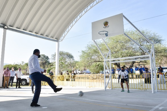 En su arribo a la comunidad de Palo Prieto, Blanco Bravo encabezó el tradicional corte inaugural de la cancha de usos múltiples de la unidad deportiva, como parte de las acciones que impulsa el gobierno estatal en coordinación con los municipios para la recuperación de espacios públicos