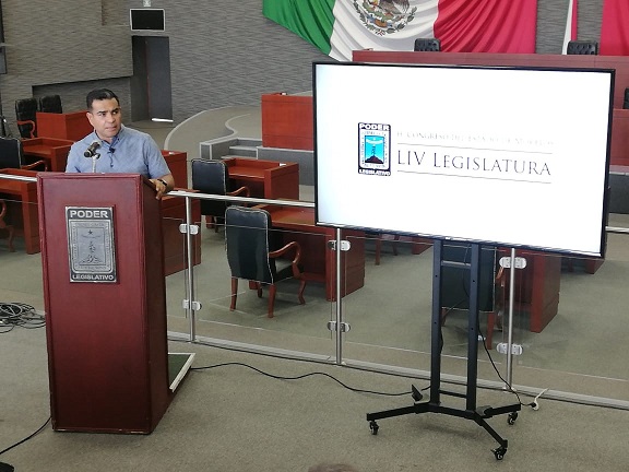 el diputado recordó que en la pasada sesión del Pleno, presentó dicha solicitud que fue respaldada inmediatamente por sólo ocho de los 20 legisladores que integran la 54 Legislatura, entre los que se encuentran él como presidente de la Comisión de Gobernación y Gran Jurado, José Luis Galindo Cortés, Ana Cristina Guevara, Elsa Delia González, Alejandra Flores Espinoza, Naida Díaz Roca, Rosalinda Rodríguez Tinoco y Maricela Jiménez Armendáriz