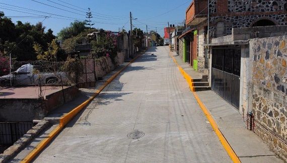 PAVIMENTA E INTRODUCE DRENAJE SANITARIO EN LA COLONIA LOMAS DE JIUTEPEC EL GOBIERNO CON ROSTRO HUMANO