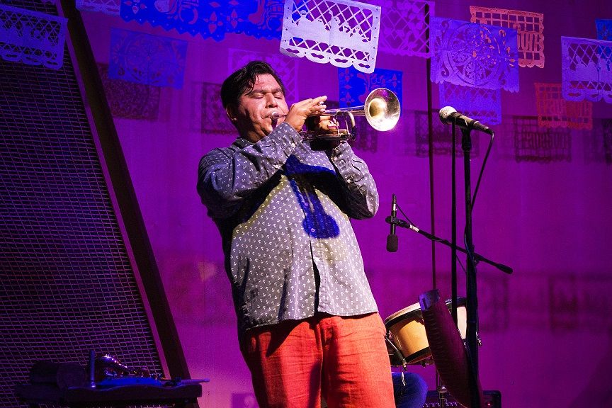 César Rosales en la trompeta