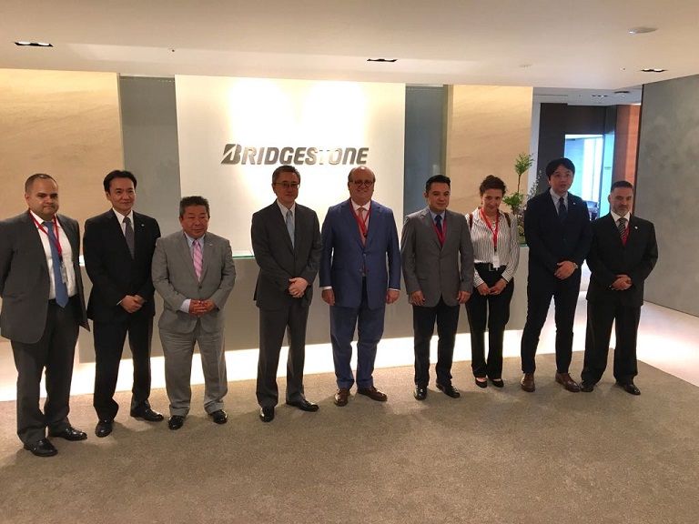 directivos de Bridgestone Corporation Eto Akihiro, vicepresidente Ejecutivo; Yoda Naohisa, vicepresidente