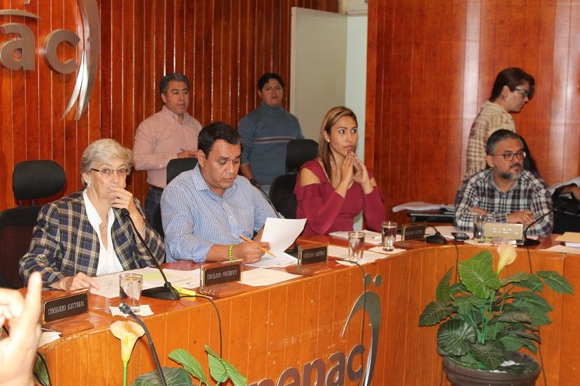 Secretario Ejecutivo, Erick Santiago Romero Benítez, y representantes de partidos políticos