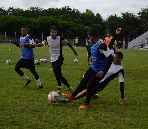Reciben en el "Coruco" a los Leones Negros