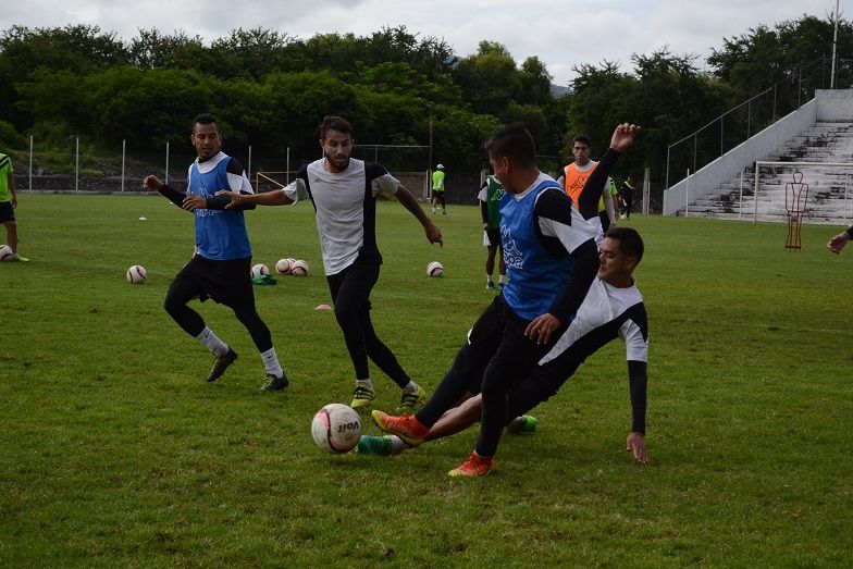 Reciben en el "Coruco" a los Leones Negros