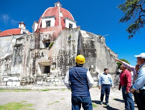 acompañado por la delegada del Instituto Nacional de Antropología e Historia (INAH), Isabel Campos