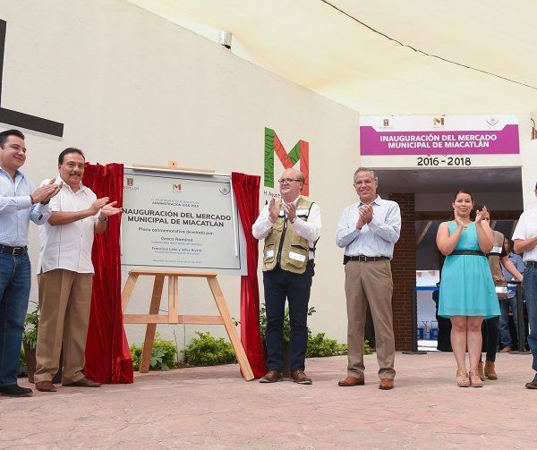 junto con el alcalde Francisco León y Vélez Rivera