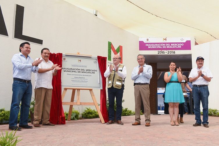 junto con el alcalde Francisco León y Vélez Rivera