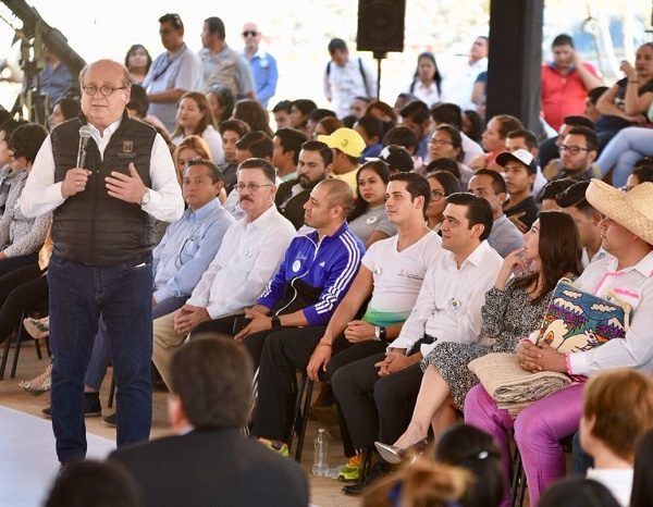 el gobernador Graco Ramírez afirmó que tomó la decisión de apostarle a la educación para sacar adelante a Morelos, ante el grave deterioro en que se encontraba, que llevó a miles de jóvenes no poder continuar con sus estudios