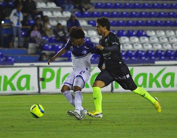 Juan Pérez fuera del área con la parte interna del botín disparó, el balón pegó en el poste, en el contra remate ya en el suelo