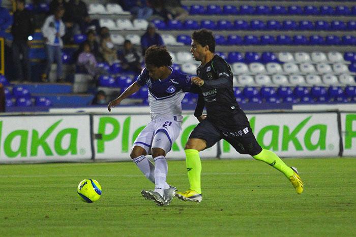 Juan Pérez fuera del área con la parte interna del botín disparó, el balón pegó en el poste, en el contra remate ya en el suelo