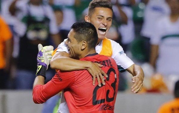 El Atlético Zacatepec ganó 7-6 al León penales, ello ante la desesperación, incertidumbre y alegría de casi 10,700 aficionados, la mayoría cañeros, que salieron el “Coruco” satisfechos con su equipo y contentos porque ahora éste pasó a semifinales de la Copa Mx; y ahora sólo esperan quién será si próximo rival, que saldrá del encuentro Cafetaleros vs Toluca