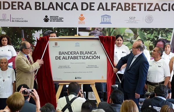 Acompañado por el secretario de Educación Pública, Otto Granado Roldán