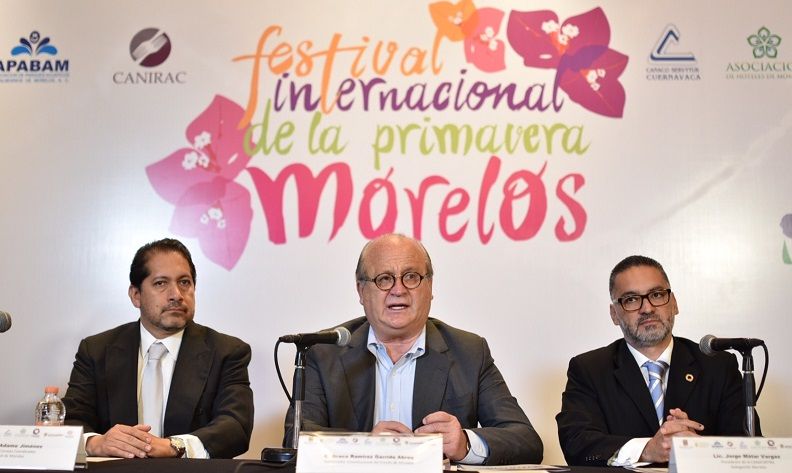 Donaciano Hernández Vega, de la Asociación de Hoteles (AHEM); Anabel Ramírez, de Expo Paisajismo; y el secretario de Economía, Juan Carlos Salgado Ponce