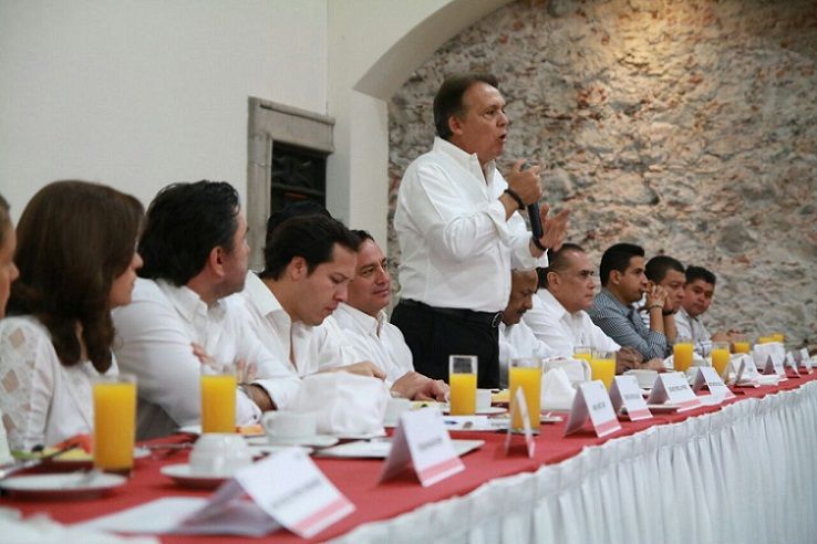 la presidente de la Fundacion “Luis Donaldo Colosio”, Lisbeth Hernández y el Coordinador de los diputados locales, Mario Chavez Ortega. Además de los candidatos priistas a los distintos cargos de elección popular, representados en el presídium por Víctor Saucedo y Jorge Morales Barud