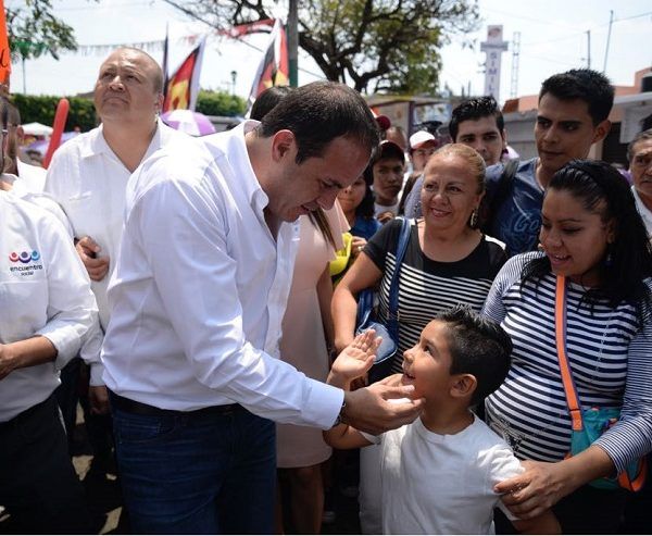 A la colonia Antonio Barona llegó acompañado de cientos de ciudadanos, tras realizar un recorrido a pie desde la glorieta “Las Cazuelas”