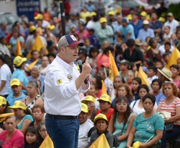 500 a los de secundaria, 700 a los de prepa y mil a los de universidad