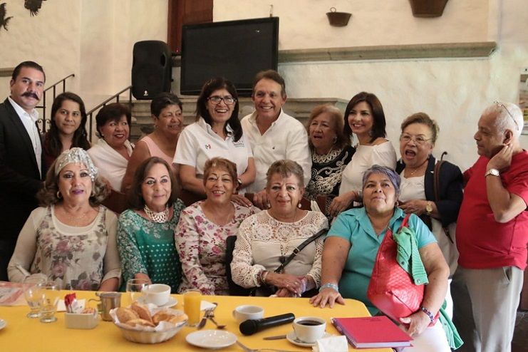 Los profesores en retiro dialogaron con el abanderado priista de sus necesidades y sobre las carencias que se vive en Cuernavaca, una ciudad sin agua, sin seguridad y donde a los adultos mayores, se les ha hecho a un lado, en las políticas públicas