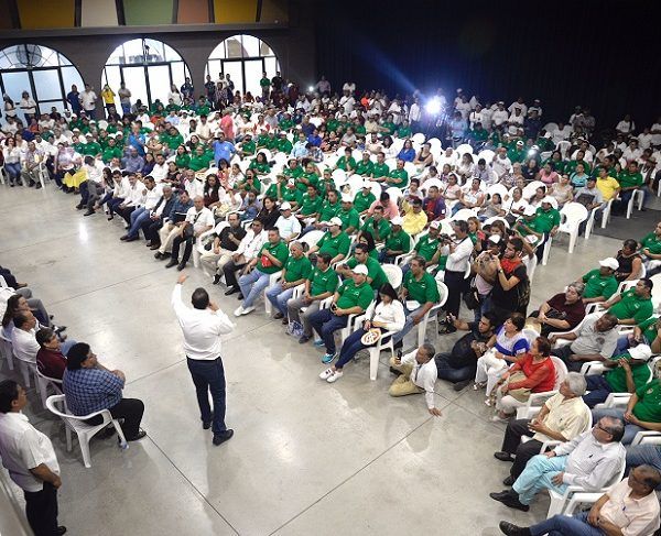 el secretario general de la sección 31 del SITATYR, José Luis Salgado Flores; el Coordinador del Grupo de Trabajadores “El Poder de la Educación y la Sociedad con Andrés Manuel López Obrador”, Fernando Delgado Salgado; y el secretario general de CINCA, Rafael Meza Grijalva