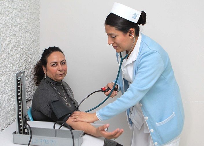 En el marco del Día Mundial de la Hipertensión, el especialista destacó que se trata de un padecimiento crónico que no presenta sintomatología, pero puede dañar órganos como el corazón, el cerebro y los riñones, cuyas complicaciones pueden derivar en infarto al miocardio y en enfermedad cerebrovascular