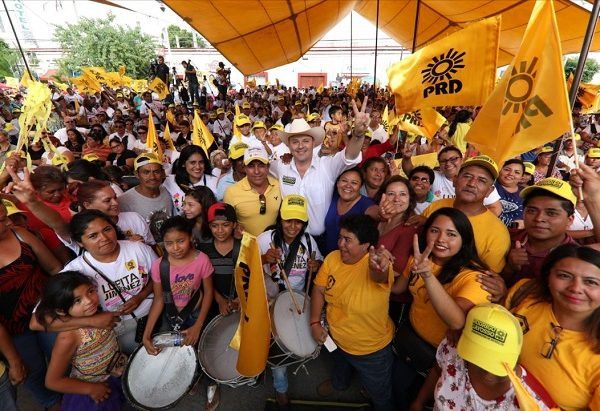 Se comprometió con apoyar a otro sector vulnerable como lo son los adultos mayores, quienes durante su gobierno contarán con una pensión universal de mil 200 pesos mensuales