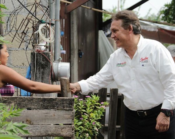 Tras realizar una caminata en la cabecera municipal de Tlaltizapan y reunirse con integrantes de la sociedad civil; Meade Ocaranza y los candidatos federales del PRI arropados por los sectores y la dirigencia estatal, sostuvieron un encuentro de trabajo con campesinos, en la explanada municipal, donde llamó a los asistentes a votar “todo PRI”.