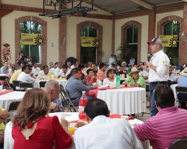 Rodrigo Gayosso Cepeda, candidato a la gubernatura de Morelos de la coalición “Juntos por Morelos”, afirmó que es una prioridad comenzar con la revisión de las concesiones, renovación de placas reglamentarias, así como otorgar seguridad social a quienes dan movilidad a los morelenses