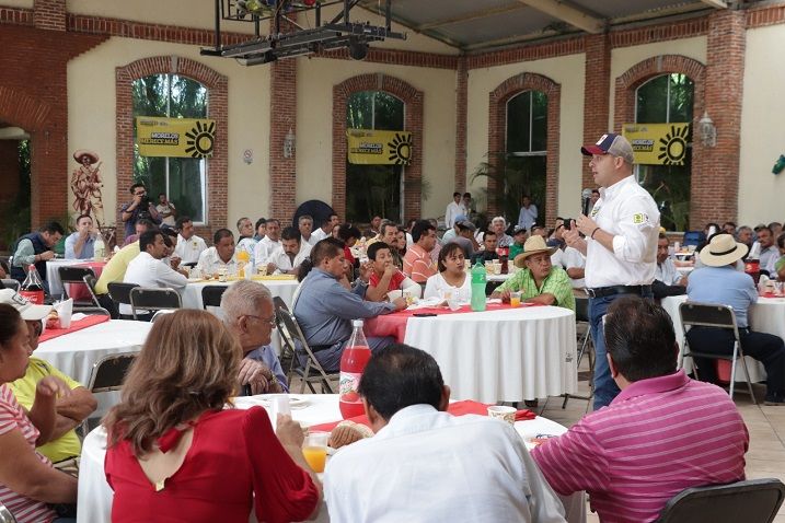 Rodrigo Gayosso Cepeda, candidato a la gubernatura de Morelos de la coalición “Juntos por Morelos”, afirmó que es una prioridad comenzar con la revisión de las concesiones, renovación de placas reglamentarias, así como otorgar seguridad social a quienes dan movilidad a los morelenses