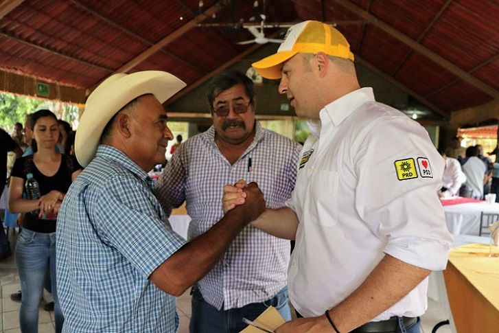 Durante una reunión con líderes ejidatarios y productores de municipios ubicados en el sur de Morelos, el candidato del PRD anunció que como gobernador va a acabar con las injusticias de las que han sido objeto, como los casos en los que sus representantes no les dan los apoyos al 100 por ciento y desaparecen en el camino