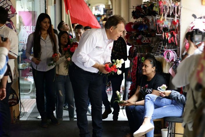 Al entregar flores con motivo del Día de las Madres a las mujeres de Cuernavaca, el priista se pronunció por conservar los programas en favor de la mujer, modificarlos y transparentar su uso, a fin de hacer llegar los recursos a quienes realmente lo necesitan, lejos de cuestiones o adjudicaciones partidistas: “Los recursos son públicos y de la gente”