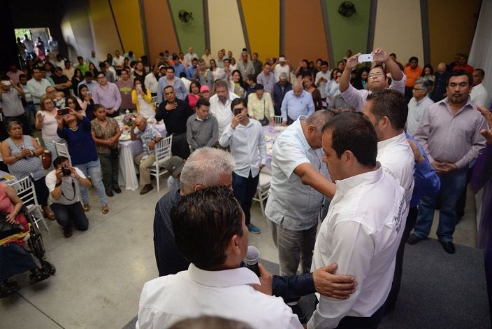 El representante en Morelos de la Iglesia Nacional Presbiteriana, Balbino Díaz Roa, dijo: “Tenemos el sentir de orar, de apoyar a aquellas personas que nos representan con dignidad y nos hablan con la verdad; y queremos decirte que si Dios te bendice y llegas a ser gobernador cuentas con el pueblo evangélico