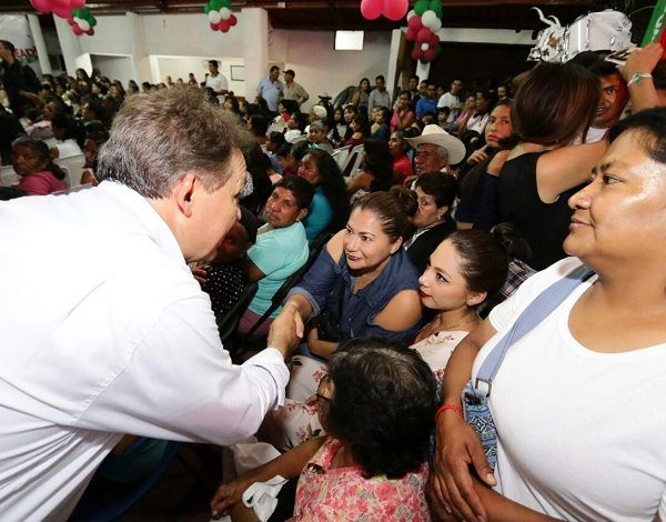 Al reunirse con la sociedad civil en el Barrio Santo Tomas de Atlatlahucan, el priista reconoció el gran potencial de la mujer, que hoy en día, sostiene sola hasta un 35% de los hogares morelenses: “Vamos a hacer un gran frente con las mujeres de Morelos, un gran frente que diga, ya es la hora de las mujeres