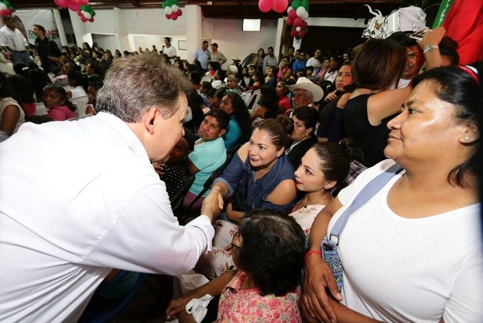 Al reunirse con la sociedad civil en el Barrio Santo Tomas de Atlatlahucan, el priista reconoció el gran potencial de la mujer, que hoy en día, sostiene sola hasta un 35% de los hogares morelenses: “Vamos a hacer un gran frente con las mujeres de Morelos, un gran frente que diga, ya es la hora de las mujeres