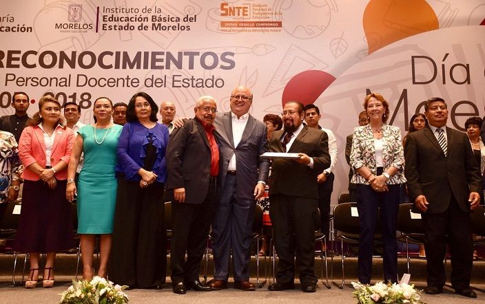 Cabe destacar que el maestro Juan Guillermo Rocha López se hizo acreedor a la presea “Ignacio Manuel Altamirano” por 50 años de servicio en el magisterio; quien además de haber dado clases en el nivel básico, es forjador de nuestros profesores