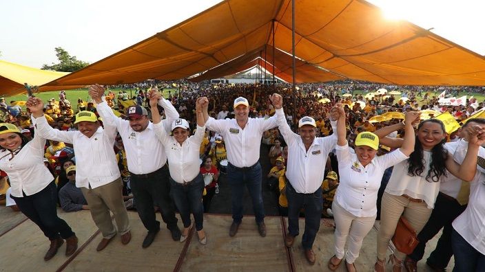 En el marco del Día del Maestro, felicitó a todos los profesores de la entidad, a quienes reconoció el esfuerzo que realizan todos los días para educar a varias generaciones