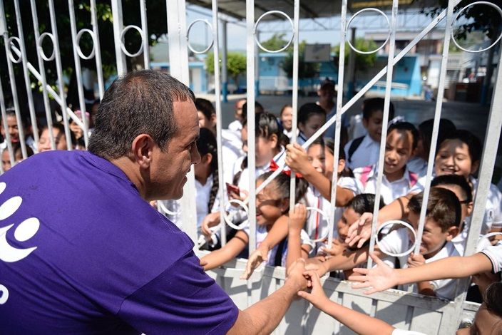 Todos estamos cansados de lo mismo, de candidatos que cada tres o seis años vienen y nos piden el voto y no hacen nada, por eso es que les digo que hoy tenemos el poder de cambiar el rumbo de Morelos, apoyen a los candidatos de la coalición y van a ver lo que vamos a hacer, vamos a trabajar para que el estado verdaderamente salga adelante