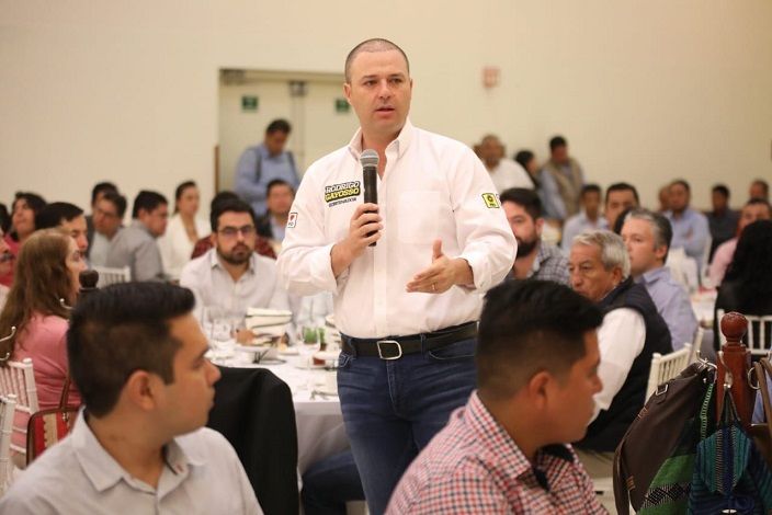 Así lo dio a conocer durante una reunión con el Colegio de Ingenieros y Arquitectos, que brindaron su respaldo a la coalición “Juntos por Morelos” al contar con propuestas serias para la transformación de la entidad