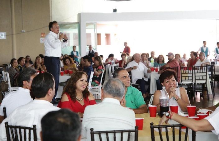 Si están convencidos de nuestra propuesta de Gobierno, ¿qué les pido? Que a tres amigos suyos los convenzan para votar a nosotros, por cada uno de ustedes, reunamos a tres. Movilicémonos, hagamos que las cosas pasen… y sino los convencemos, también les pido que participen en las elecciones; necesitamos tener autoridades fuertes con amplio porcentaje de votos ganadores. Ayúdenos. Queremos gobernar con ustedes