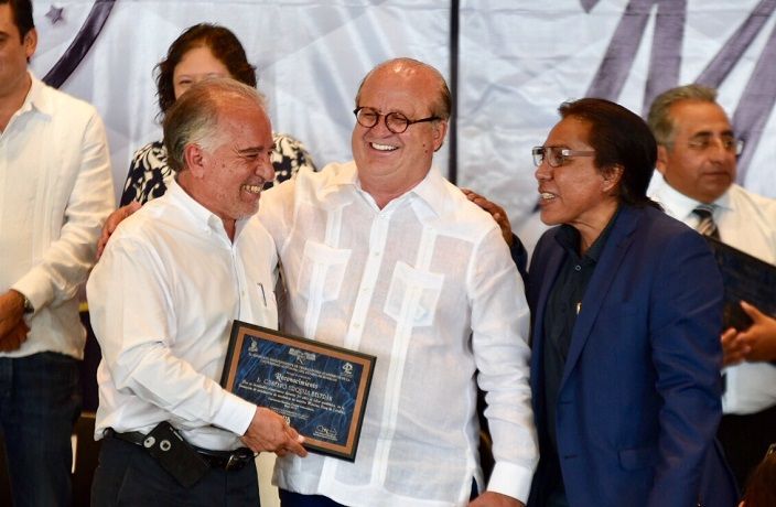 Con la universidad todo, contra la universidad nada", dijo el mandatario estatal, al asumir el compromiso de garantizar la sustentabilidad financiera de la UAEM durante lo que resta del 2018