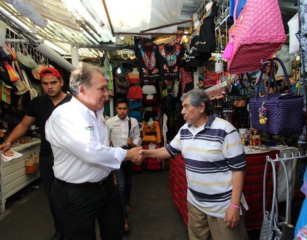 Acompañado por los candidatos al Senado, Lilia Ibarra; a la diputación local por el II Distrito, Víctor Hugo Manzo Godínez y a la alcaldía de Cuernavaca, Víctor Saucedo Perdomo; Jorge Meade caminó, saludó y platicó con los locatarios y sus compradores, para escuchar sus necesidades y construir propuestas juntos