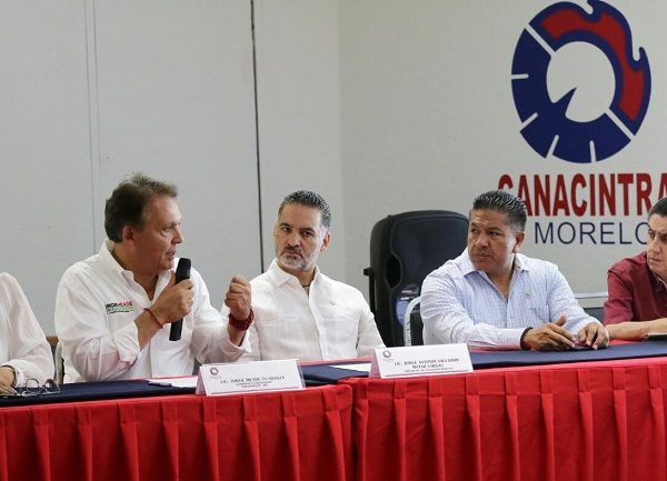 Estimularemos la inversión de nuevas empresas, así como la ampliación y diversificación de las que ya existen para ampliar la oferta laboral, esto a partir del desarrollo regional, del mejoramiento de la infraestructura pública y de la especialización educativa. Apoyaremos a las empresas para la capacitación de su personal mediante un esquema de incentivación direccionado con precisión, para que puedan contratar a morelenses con las habilidades y conocimientos requeridos y que quienes sean empleados tengan acceso a mejores salarios y estándares de productividad